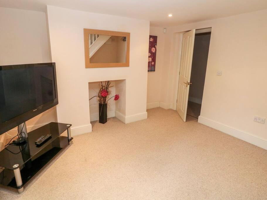 2 Bed Ground Floor Appt * Buxton (Derbyshire)